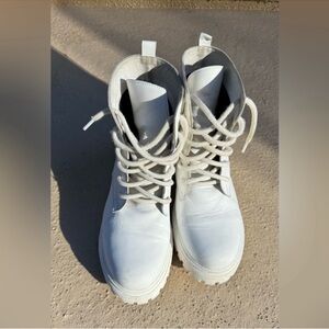 100% leather! Stylish White Lace-Up Combat Boots